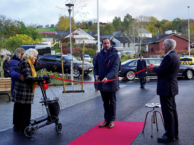 Kronprins Haakon klipper over snoren til Stadsbygd omsorgssenter og erklærer senteret for offisielt åpnet. Foto: Simen Løvberg Sund, Det kongelige hoff